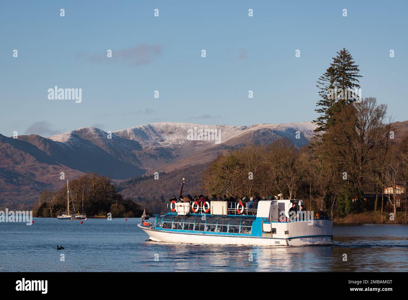 Lago Windermere Cumbria 20th Gennaio 2023 .UK tempo Sunny ma freddo afternon .turisti sfruttare al massimo l'ultimo giorno di sole e neve in un giro turistico in barca prima che il tempo cambi Credit: Gordon Shosmith/Alamy Live News Foto Stock