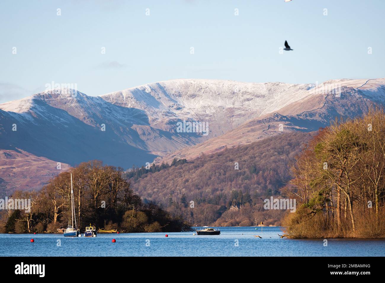 Lago Windermere Cumbria 20th Gennaio 2023 .UK tempo Sunny ma freddo afternon .turisti sfruttare al massimo l'ultimo giorno di sole e neve in un giro turistico in barca prima che il tempo cambi Credit: Gordon Shosmith/Alamy Live News Foto Stock