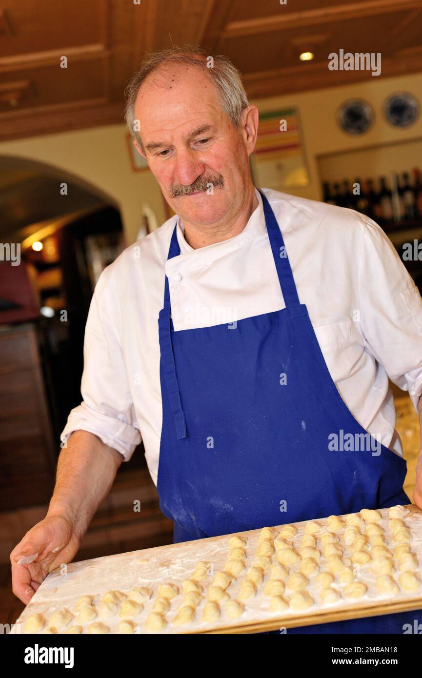 Italia Piemonte Valle Stura Sambuco -Osteria della pace - Bartolo Bruna, ha  preparato la tipica pasta Cruset Foto stock - Alamy