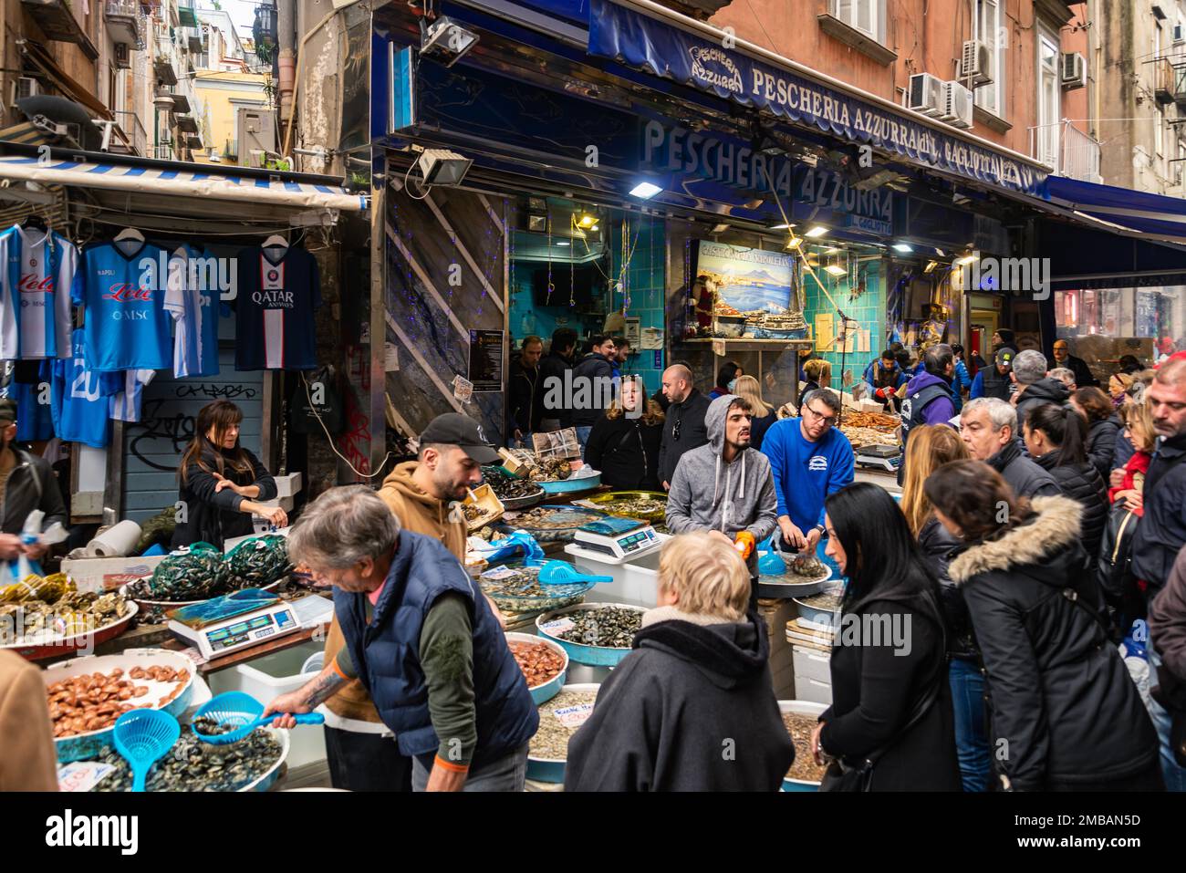 Famoso mercato nel quartiere di Pignasecca nel cuore del centro storico di Napoli Foto Stock