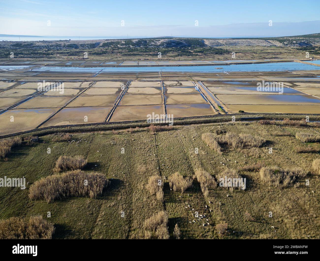 Vista aerea dei campi di sale di Solana Pag, il più grande produttore di sale marino della Croazia, e le sue attività si basano su una tradizione millenaria. Foto Stock