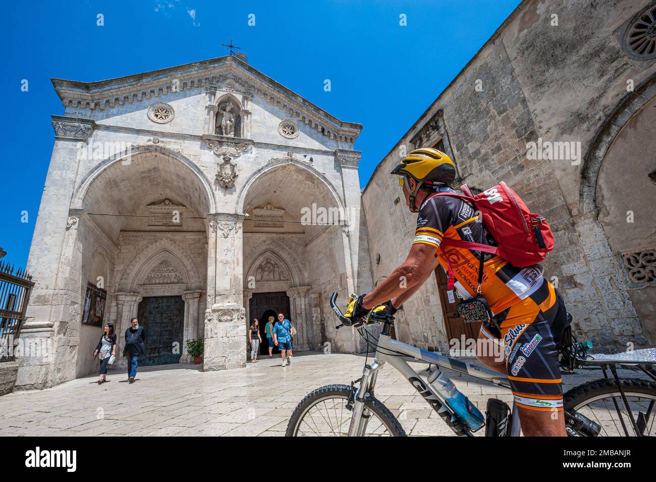 Italia Puglia - Monte Sant'Angelo - San Michele il santuario dell'Arcangelo - i fedeli italiani raggiungono il santuario in bicicletta Foto Stock