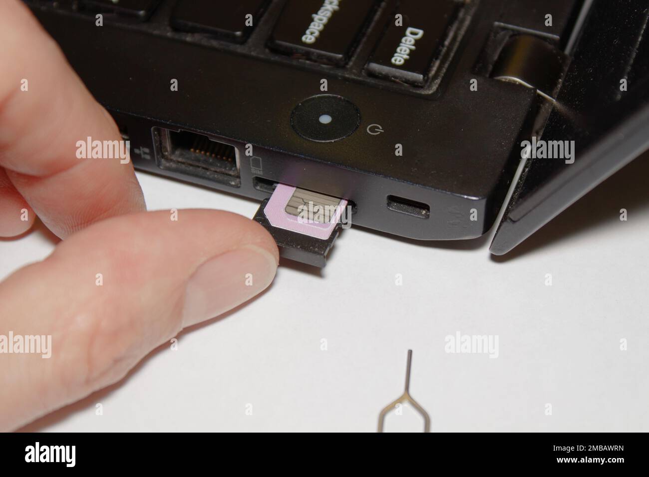 Slot sim del laptop inserire la scheda sim Internet Foto Stock