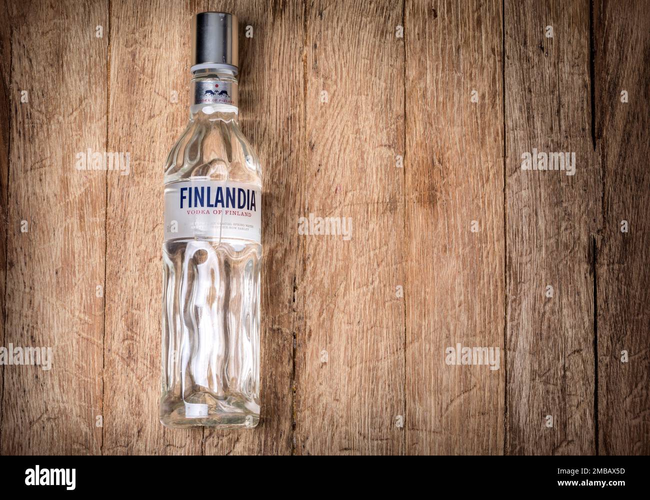 Chisinau, Moldavia 16 novembre 2016: Bottiglia su fondo in legno distribuita in 135 paesi Finlandia è un marchio di vodka finlandese di proprietà del Brown Foto Stock