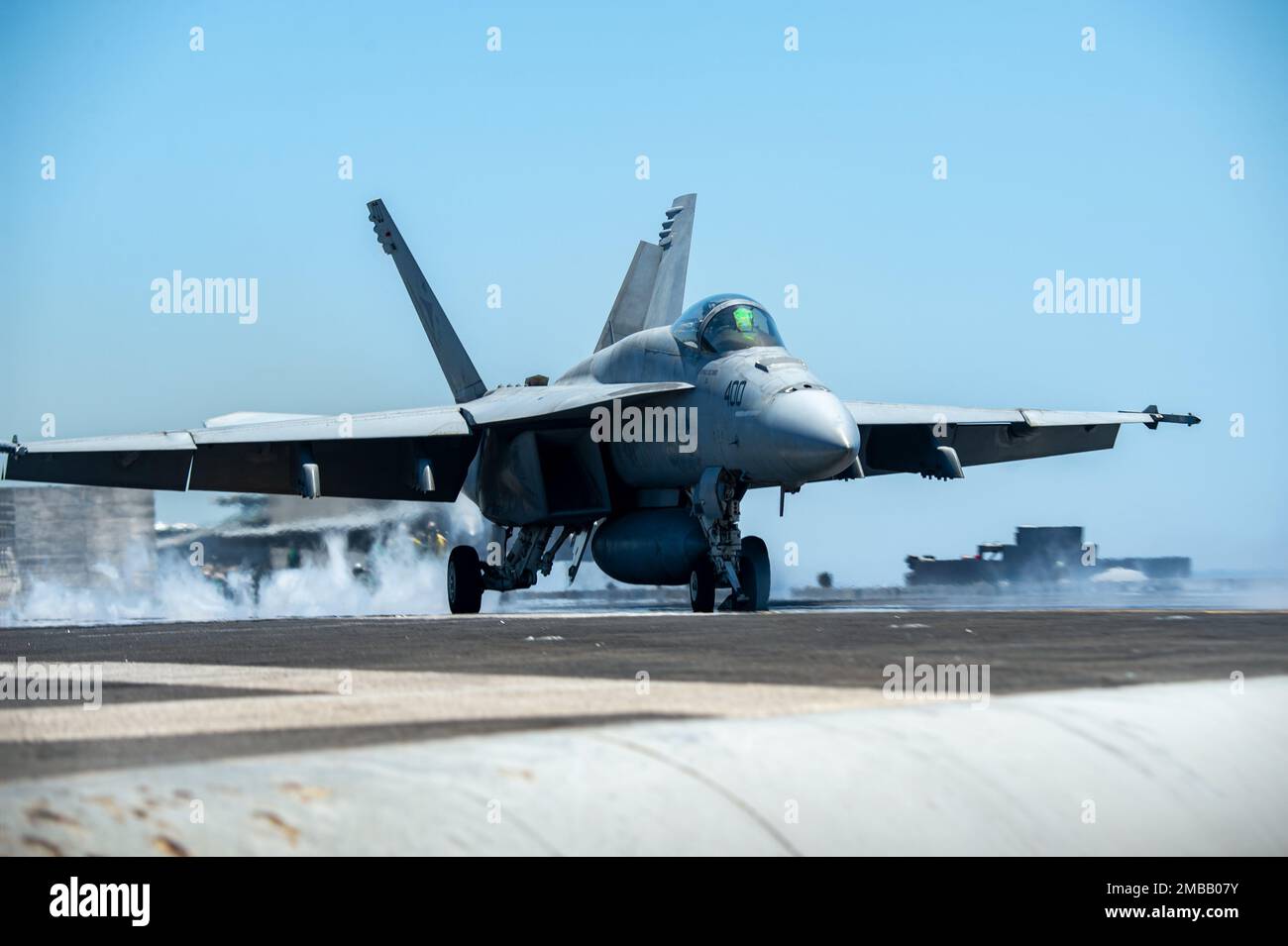 220614-N-GP384-1271 MEDITERRANEO (14 giugno 2022) un F/A-18E Super Hornet, attaccato ai “Sunliners” di Strike Fighter Squadron (VFA) 81, lancia dal ponte di volo di USS Harry S. Truman (CVN 75), 14 giugno 2022. Il gruppo Harry S. Truman Carrier Strike Group è in fase di implementazione pianificata negli Stati Uniti Naval Forces Europe area of Operations, impiegato dagli Stati Uniti Sesta flotta per difendere gli interessi degli Stati Uniti, alleati e partner. Foto Stock