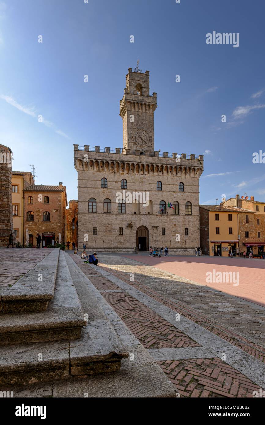 Palazzo Comunale in Piazza Grande a Montepulciano in Val d'Orcia in Toscana. Foto Stock