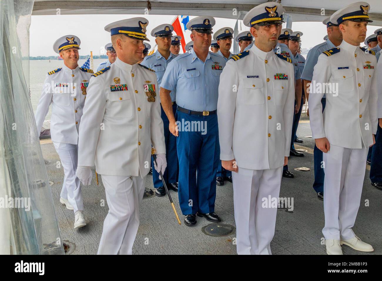 CMdR. Jeremy Greenwood ha sollevato CMdR. Malcolm Belt ispeziona l'equipaggio a bordo dell'USCGC Legare (WMEC 912) durante una cerimonia di cambio di comando a Portsmouth, Virginia, il 14 giugno 2022. Questo cambio di comando viene alla scia di una pattuglia di grande successo nel Pacifico orientale. L'equipaggio ha lavorato con gli Stati Uniti Dogane e protezione delle frontiere, Stati Uniti Drug Enforcement Administration e altre agenzie nazionali partner per interdire oltre $171 milioni di dollari di narco illecito. Foto Stock