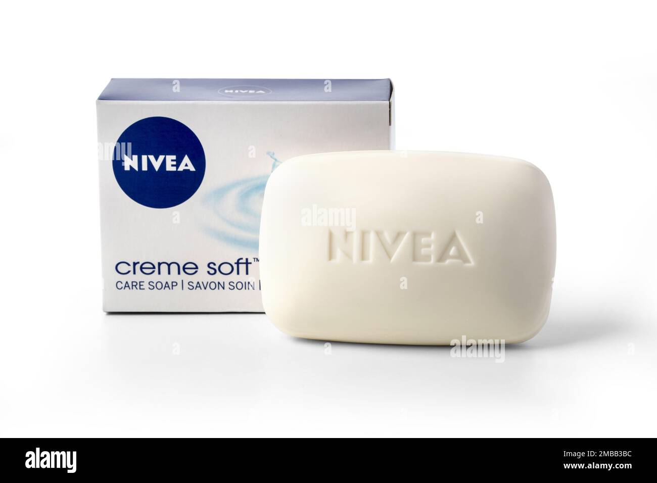 CHISINAU, MOLDOVA - 25 marzo 2016: Vista della saponetta Nivea Care isolata su sfondo bianco con percorso di ritaglio. NIVEA è un marchio di proprietà di Beiersdorf Foto Stock