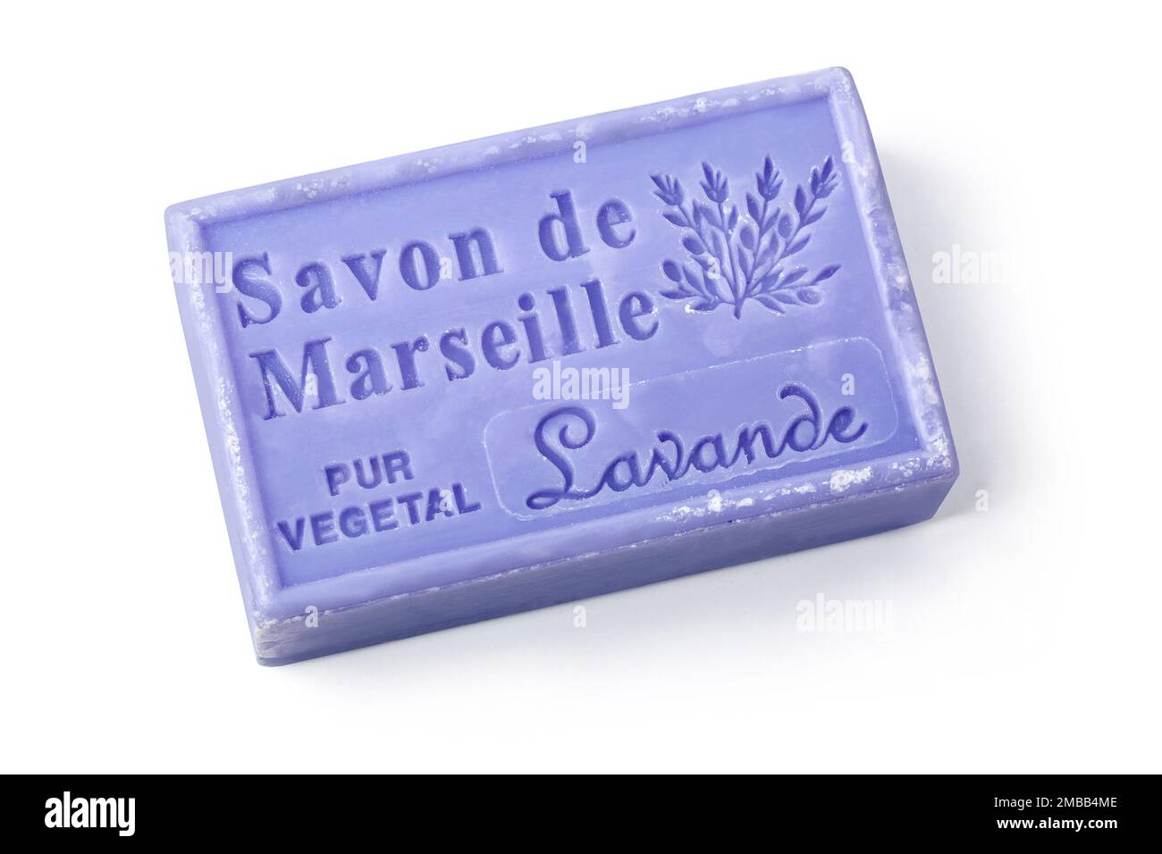 Chisinau, Moldova - 25 marzo 2016: La Maison du Savon Marsiglia Lavande sapone profumato isolato su sfondo bianco con percorso di ritaglio Foto Stock