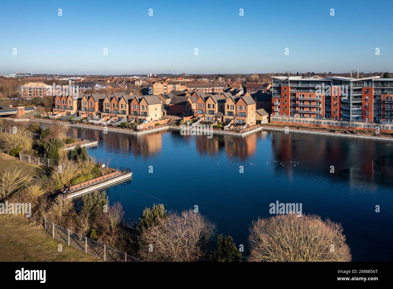 LAKESIDE, DONCASTER, REGNO UNITO - 19 GENNAIO 2023. Un paesaggio aereo di case e appartamenti di lusso sul lungomare nella zona sul lago della città di Doncast Foto Stock