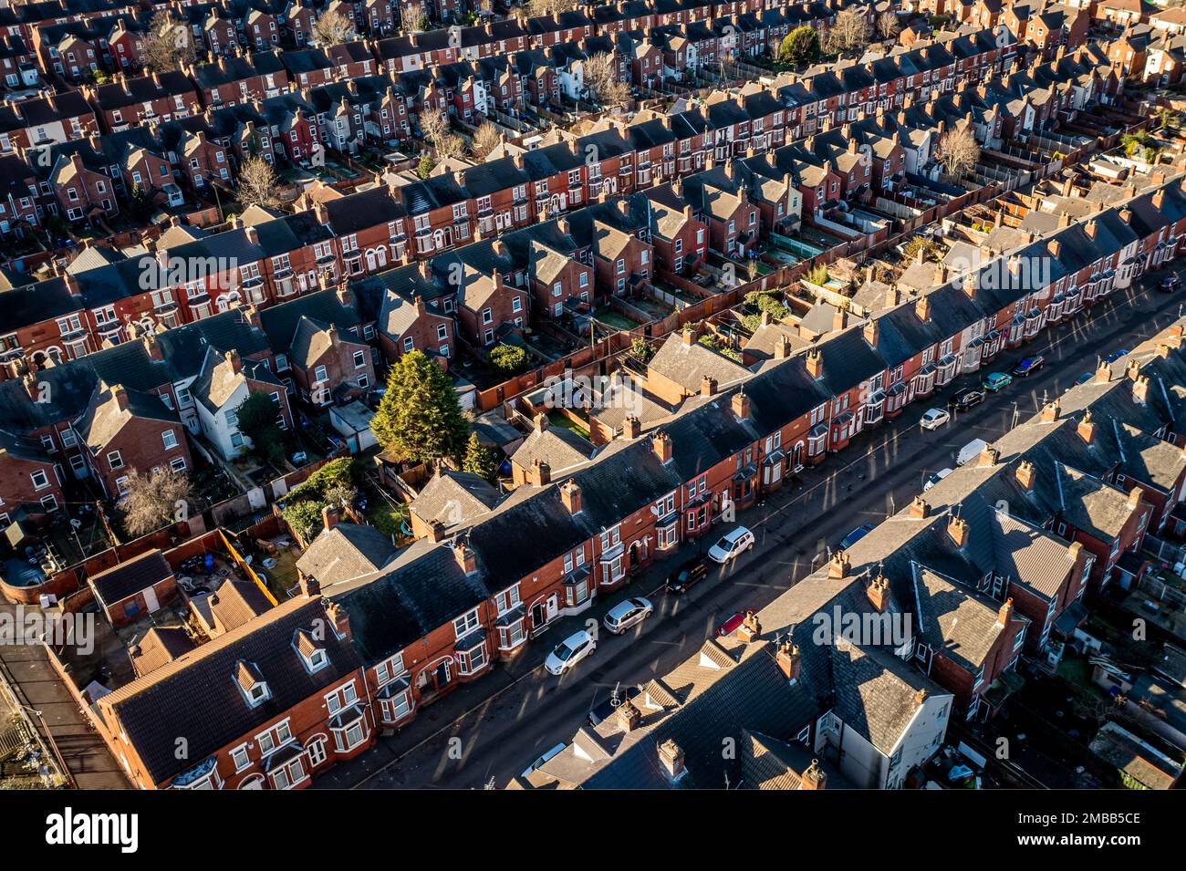 Una vista aerea di file di case terrazzate back-to-back in un'area di classe operaia di una città settentrionale in Inghilterra Foto Stock