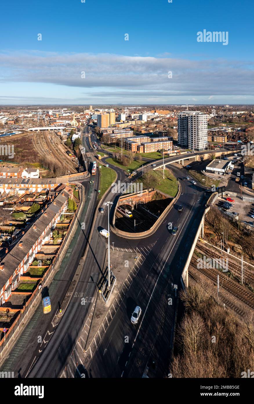 Veduta aerea della strada principale nel centro di Doncaster a Balbcon la linea ferroviaria principale della costa orientale che fornisce accesso alla nuova città inglese Foto Stock