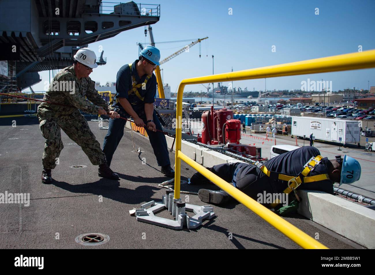 220614-N-TD381-1220 SAN DIEGO (14 giugno 2022) marinai assegnati alla portaerei di classe Nimitz USS Carl Vinson (CVN 70) abbassano una rete di sicurezza per ascensori in preparazione per il fissaggio alla fronte arruolato, giugno 14. Vinson è attualmente pierside nel suo homeport di San Diego. Foto Stock