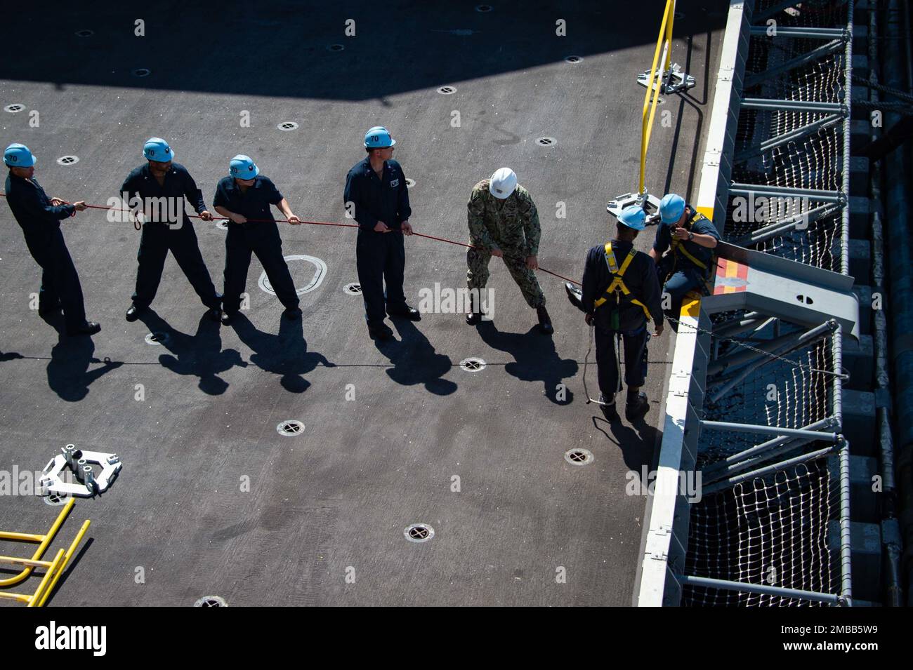 220614-N-TD381-1225 SAN DIEGO (14 giugno 2022) marinai assegnati alla portaerei di classe Nimitz USS Carl Vinson (CVN 70) abbassano una rete di sicurezza per ascensori in preparazione per il fissaggio alla fronte arruolato, giugno 14. Vinson è attualmente pierside nel suo homeport di San Diego. Foto Stock