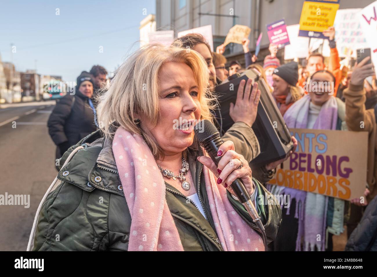 Pat Cullen responsabile del Royal College of Nursing (RCN) , con infermieri di grande impatto fuori dal Sussex County Hospital, Brighton, E. Sussex, Regno Unito Foto Stock
