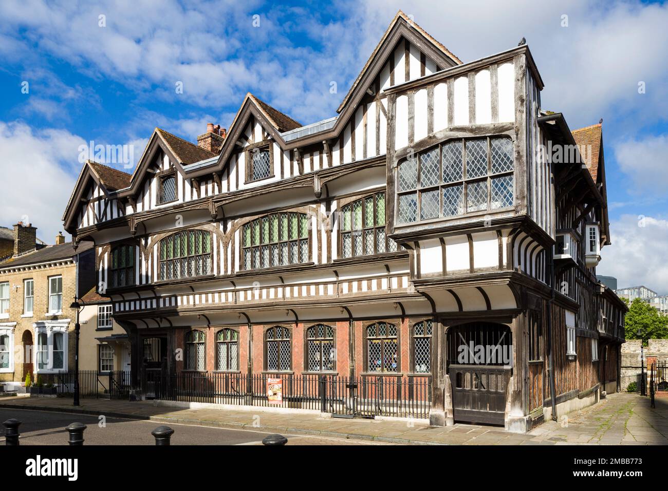 Il Tudor House and Garden Museum, Southampton, un'imponente casa cittadina con travi in legno del 1500. Foto Stock