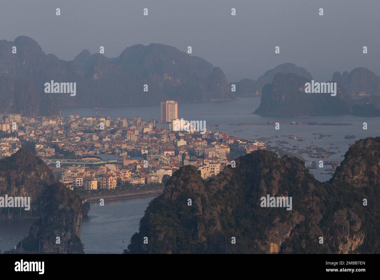 Ha Long City (Baia di ha Long) ha Long Bay, Vietnam Foto Stock