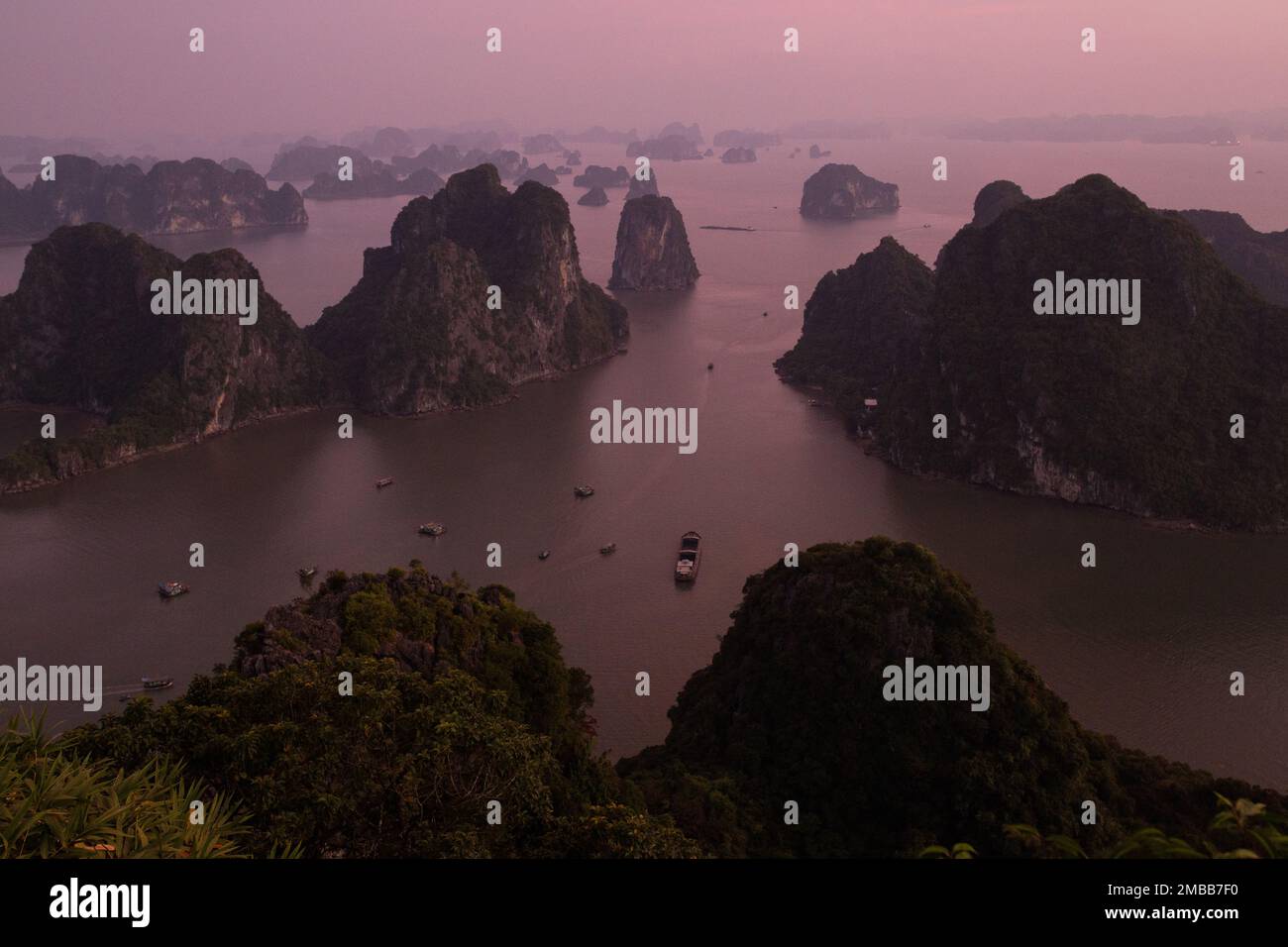 Ha Long Bay ( Baia di ha Long ) Vista sul paesaggio - le barche galleggiano attraverso il paesaggio impressionante . Ha Long Bay , Vietnam Foto Stock