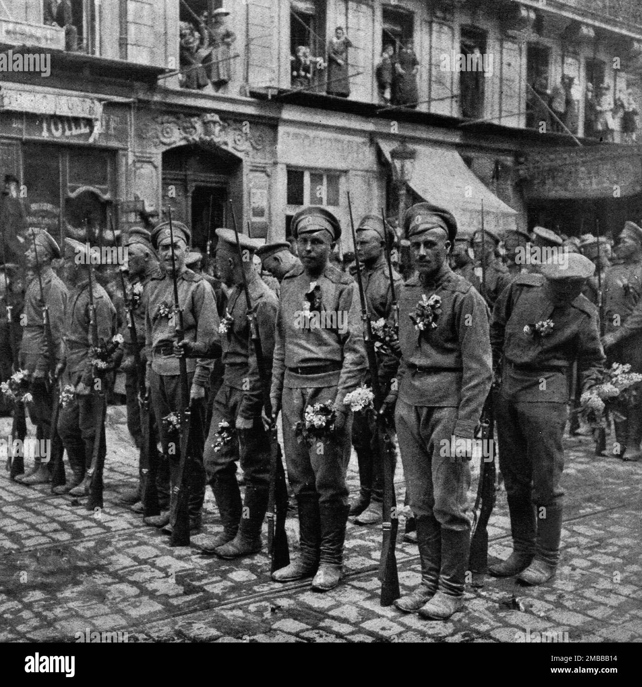 «Les Russes en France; types de soldats des regiments du General Lohvitsky: Une halte pendant le defile triomphal du 21 avril», 1916. Da "Collection de la Guerre IV. L'Illustrazione Tome CXLVII. La Guerre Janvier, Fevrier, Mars, Avril, mai, Juin 1916". Foto Stock