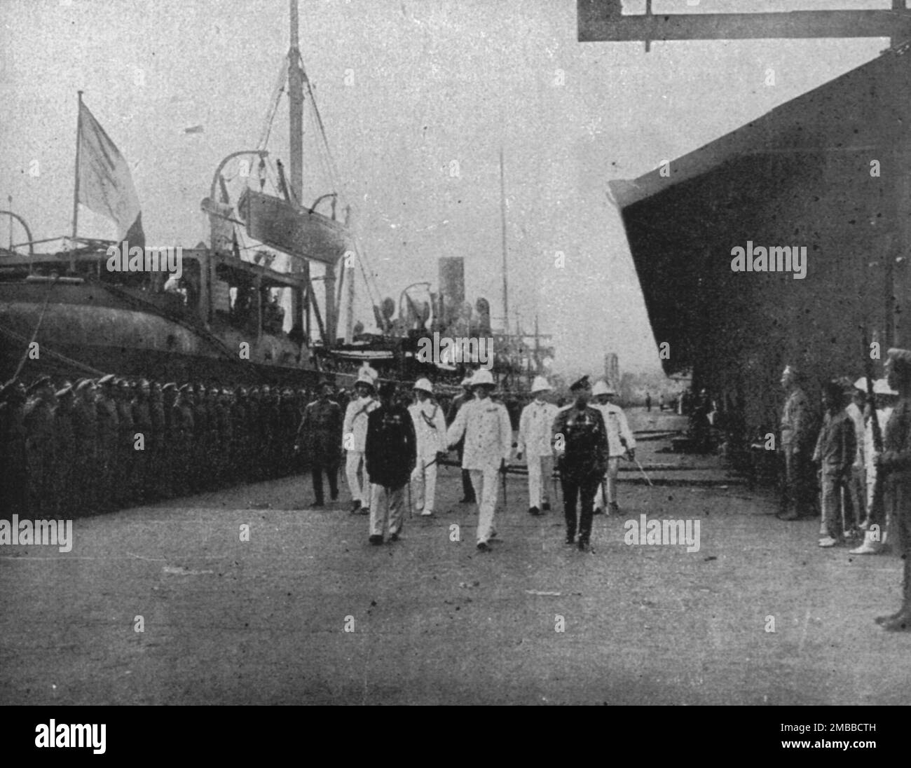 «Le Periple des Russes: De Moscou a Marseille par la Siberie, les Mers de Chine et des Indes et le Canal de Suez; A Singapore: Revue des soldats russes par le commandant des Troupes anglaises, le 16 Mars», 1916. Da "Collection de la Guerre IV. L'Illustrazione Tome CXLVII. La Guerre Janvier, Fevrier, Mars, Avril, mai, Juin 1916". Foto Stock