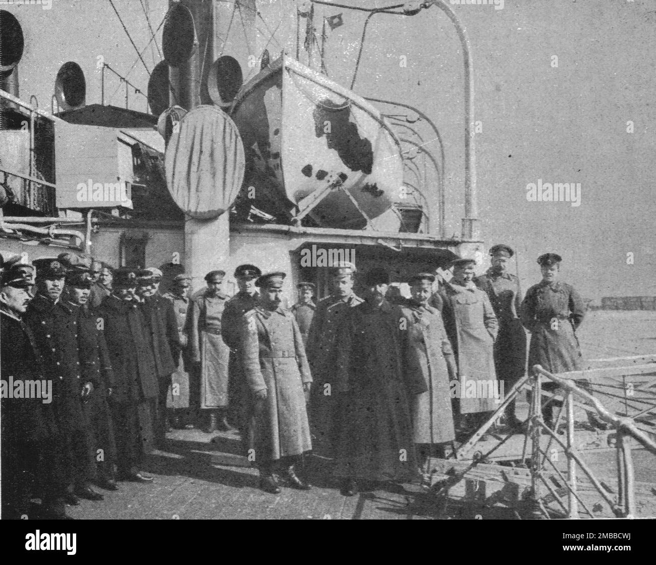 «Le Periple des Russes : De Moscou a Marseille par la Siberie, les Mers de Chine et des Indes et le Canal de Suez; Avant de quitter Denny, le 26 fevrier : officiers japonais fraternizant avec les Russes», 1916. Da "Collection de la Guerre IV. L'Illustrazione Tome CXLVII. La Guerre Janvier, Fevrier, Mars, Avril, mai, Juin 1916". Foto Stock