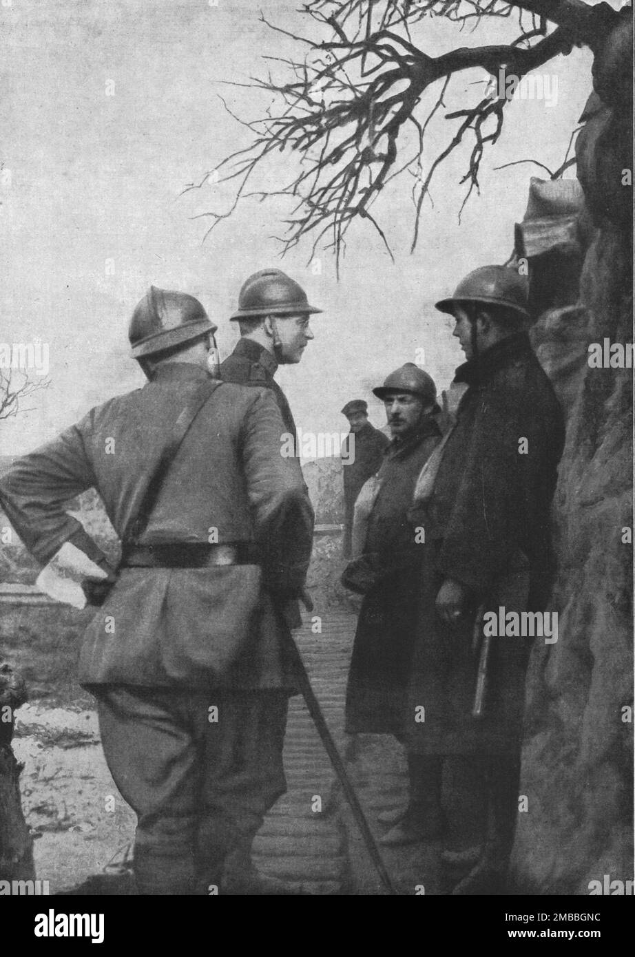 "Les roi des Belges aux tranchees de Steenstraete; l'armee belge, et le souverain lui meme, ont adopte le casque de l'armee francaise", 1916. Da "Collection de la Guerre IV. L'Illustrazione Tome CXLVII. La Guerre Janvier, Fevrier, Mars, Avril, mai, Juin 1916". Foto Stock