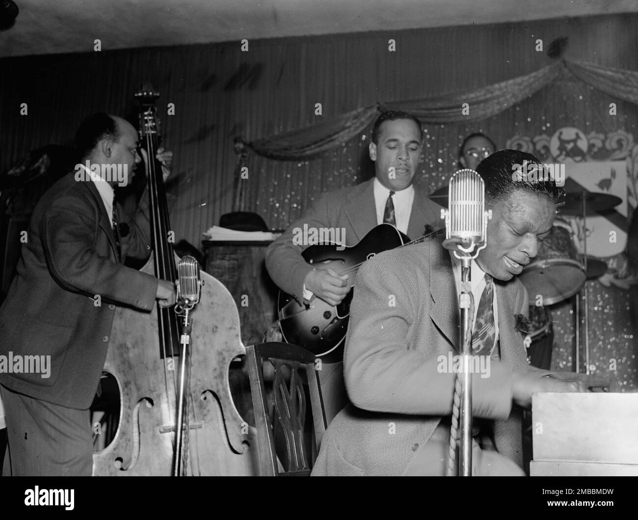 Ritratto di Wesley Prince, Oscar Moore, e Nat King Cole, Zanzibar, New York, N.Y., ca. Luglio 1946. Foto Stock