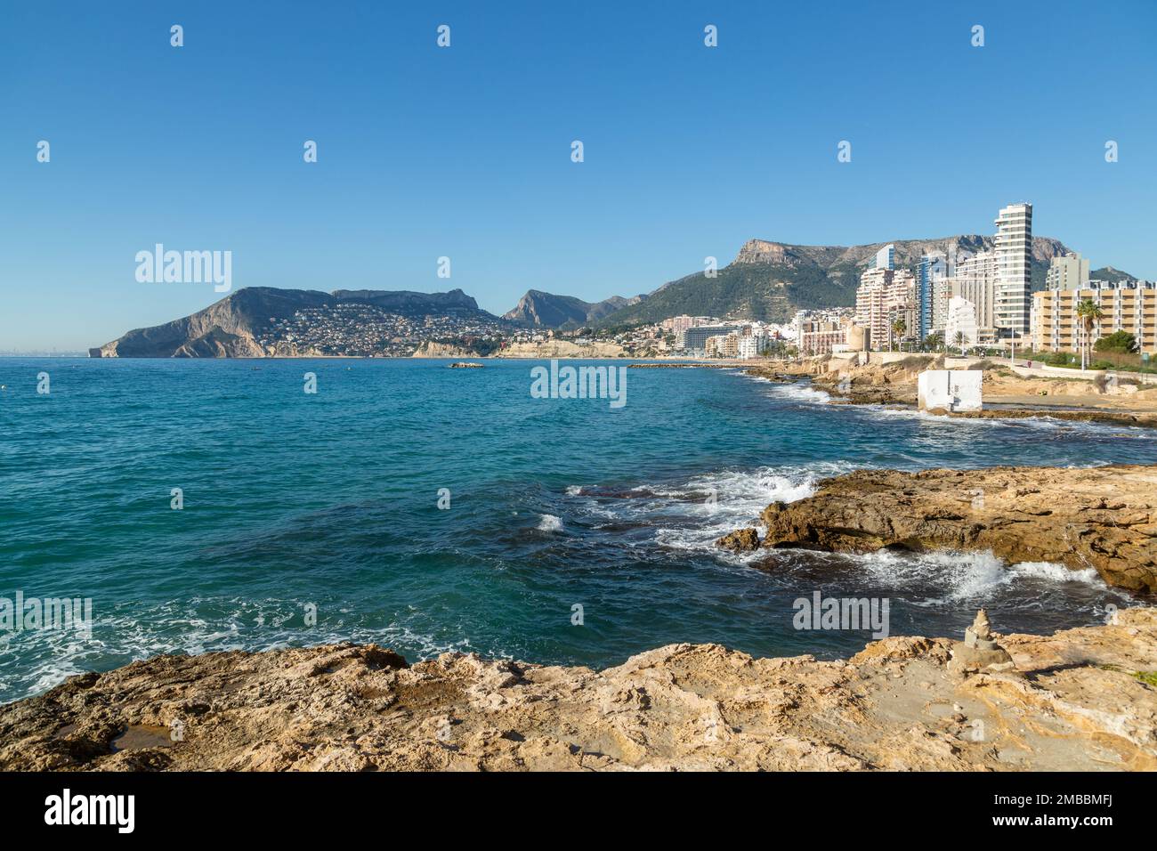 Una vista costiera di Calpe, Spagna Foto Stock