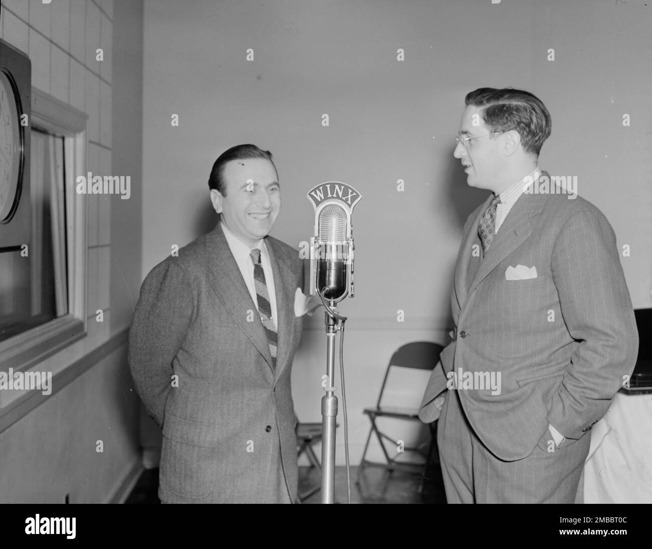 Ritratto di Charlie Spivak e William P. Gottlieb, WINX, Washington, D.C., ca. 1940. Foto Stock