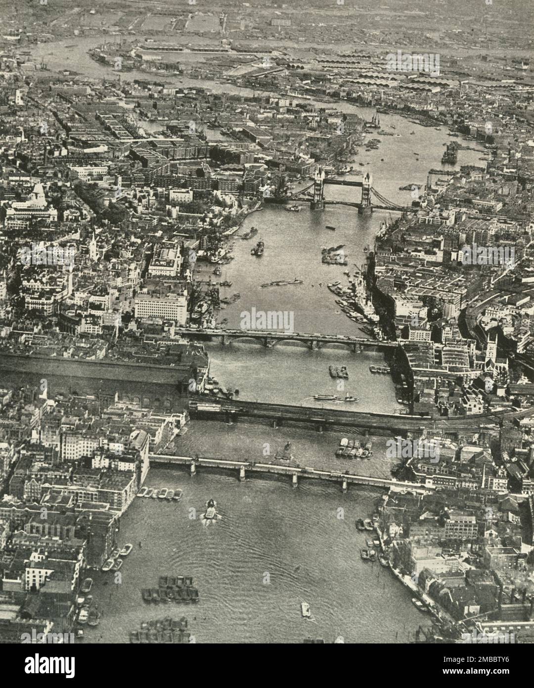 "The Great Street lastricato d'acqua" il Tamigi da Southwark a Blackwall, 1937. Vista aerea del Tamigi con Tower Bridge, London Bridge, Cannon Street Railway Bridge e Southwark Bridge. Da "The Said Noble River", da Alan Bell. [The Port of London Authority, Londra, 1937] Foto Stock