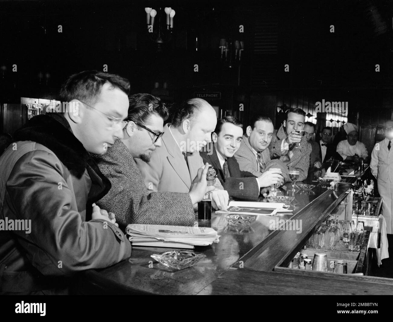 Ritratto di Eddie Sauter, George Handy, Edwin A. Finckel, Ralph Burns, Johnny Richards, E Neal Hefti, Museum of Modern Art, New York, N.Y., ca. Marzo 1947. Foto Stock