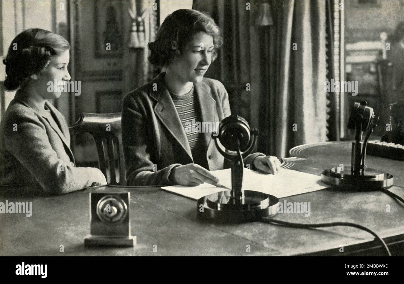 "Trasmissione ai figli dell'Impero - 13th ottobre 1940", 1947. Principessa Elizabeth (futura regina Elisabetta II) e sua sorella minore principessa Margaret Rose al microfono. Da "Principessa Elisabetta: La storia illustrata di ventuno anni nella vita dell'erede presuntivo", di Dermot Morrah. [Odhams Press Limited, Londra, 1947] Foto Stock