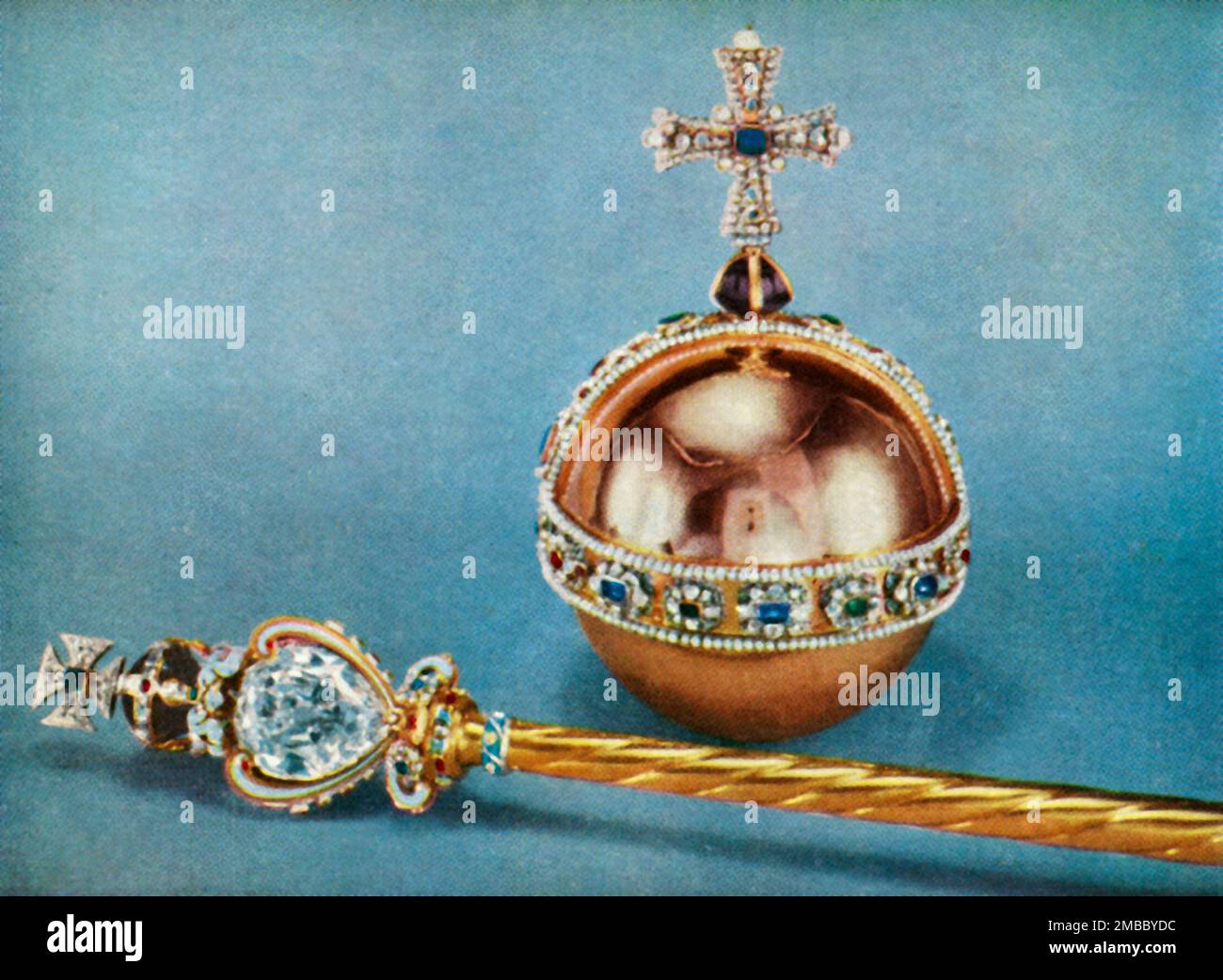 'Orb and Sceptre', 1962. The Sovereign's Orb and Sovereign's Sceptre, regalia reale usata nelle incoronazioni britanniche, parte della Royal Collection presso la Torre di Londra. Da "The Crown Jewels in the Tower of London", di Martin Holmes, F.S.A.. [Her Majesty's Stationery, Londra, 1962] Foto Stock