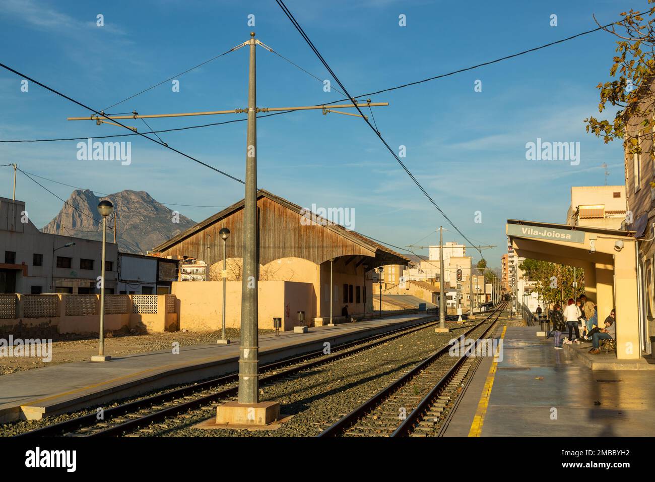 vila Jolosa stazione ferroviaria con Puig campana sullo sfondo. Foto Stock