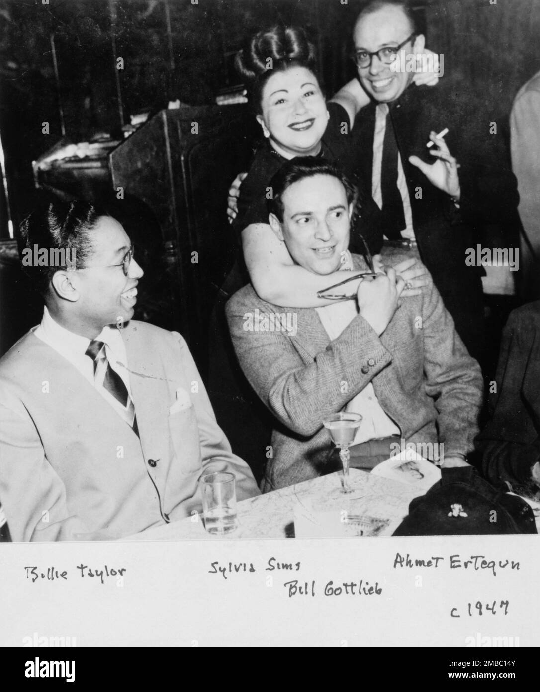 Ritratto di Billy Taylor, Sylvia Syms, William P. Gottlieb, e Ahmet M. Ertegun, New York, N.Y., ca. 1947. Foto Stock