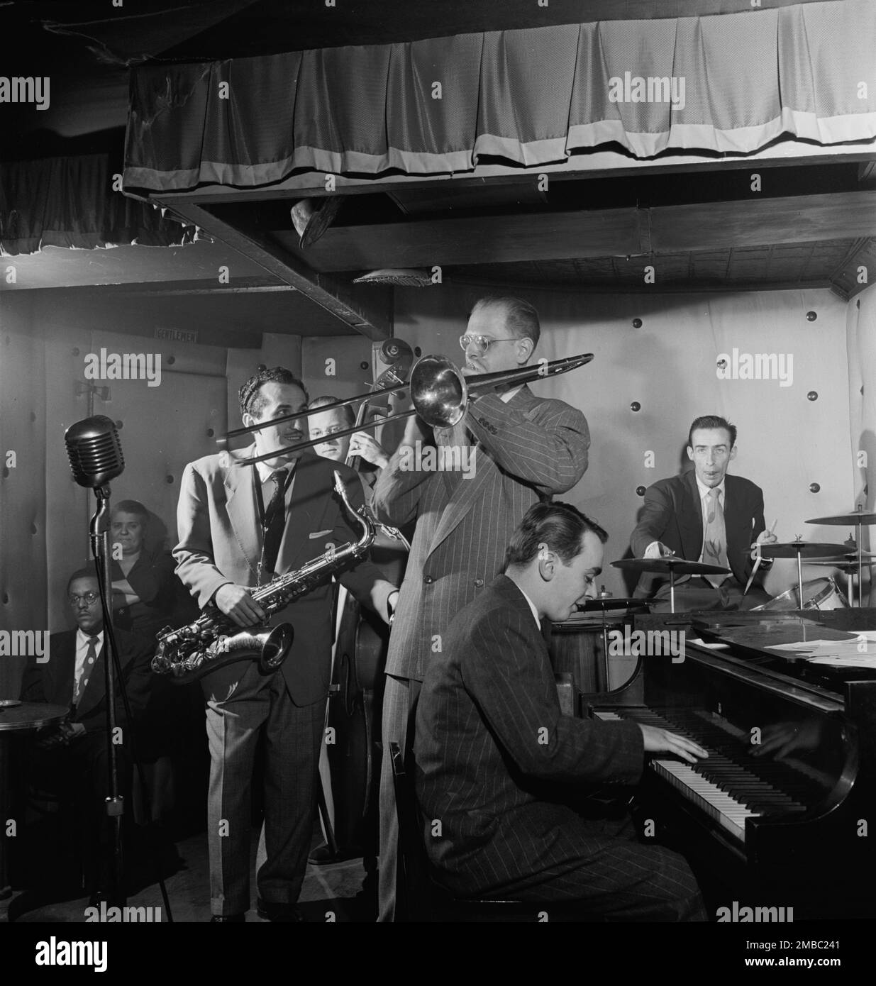 Ritratto di Charlie Ventura, Curley Russell, Bill Harris, Ralph Burns e Dave Tough, Three Deuces, New York, N.Y., ca. Aprile 1947. Foto Stock