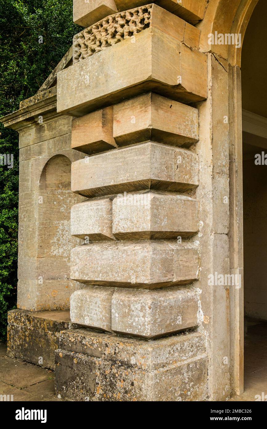 Pontili rusticati di C18 Palladian stile Garden Temple, Manton, Grantham, Lincolnshire, Inghilterra, REGNO UNITO Foto Stock