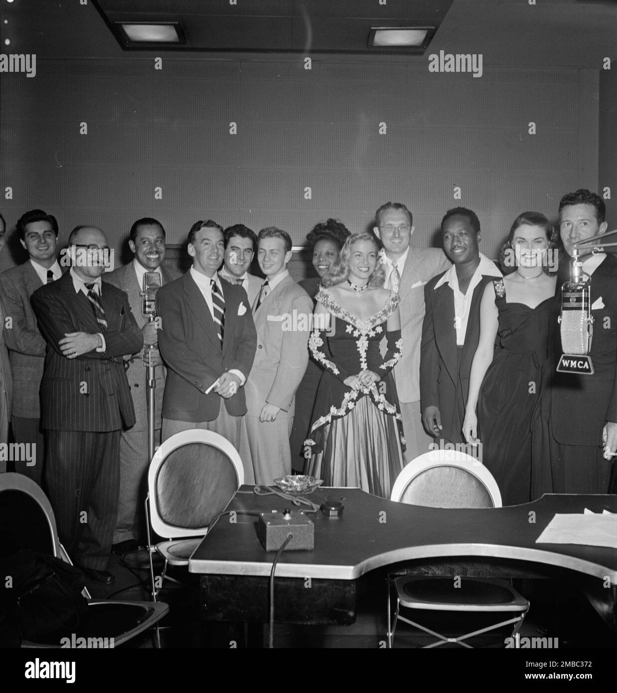Ritratto di Johnny Desmond, Martin Block, Cab Calloway, Georgie Auld, Mel tormÚ, Mary Lou Williams, Tommy Dorsey, Josh White, Beryl Davis e Ray McKinley, WMCA, New York, N.Y., ca. Ottobre 1947. Foto Stock