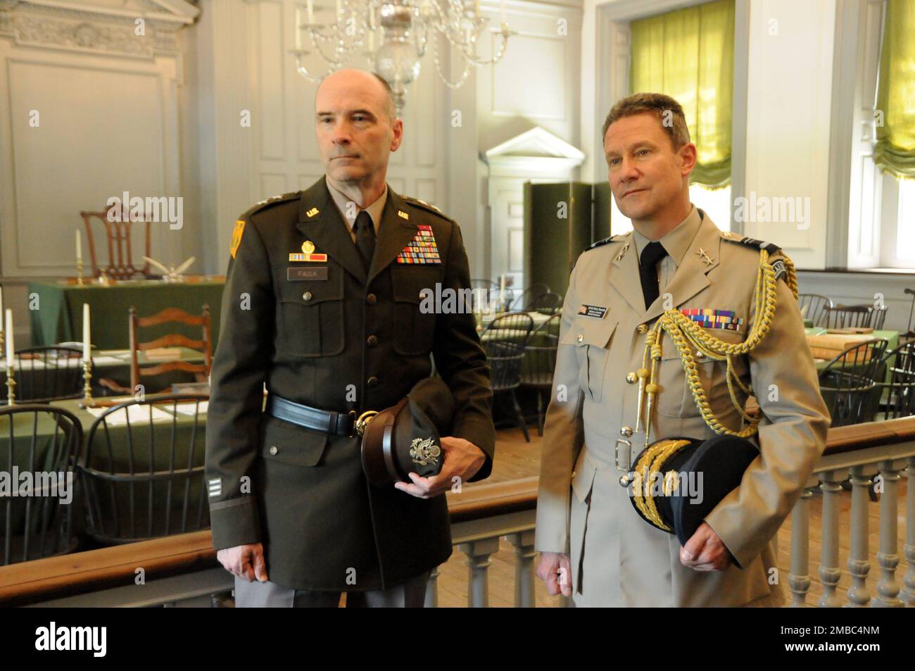 Il vice-maresciallo dell'aria Mick Smeath (a destra), attaccante britannico della difesa negli Stati Uniti, e il generale Rodney Faulk, comandante della 99th° Divisione di preparazione della Riserva dell'Armata, entrano nella Independence Hall di Filadelfia il 14 giugno, Segna la prima volta che un ufficiale militare americano e un ufficiale militare britannico hanno condiviso lo spazio all'interno dell'edificio in qualsiasi veste ufficiale dal 1777, quando le forze britanniche occuparono Filadelfia e gli ufficiali americani sono stati imprigionati all'interno della Independence Hall, dove sono stati interrogati da ufficiali britannici. Foto Stock