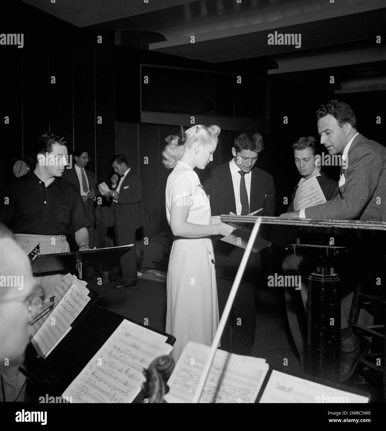 Ritratto di Gordon MacRae, Jerry Wald, Mel tormÚ, Jerry Jerome, e Marion Hutton, Saturday Teentimers Show, New York, N.Y., ca. Agosto 1947. Foto Stock