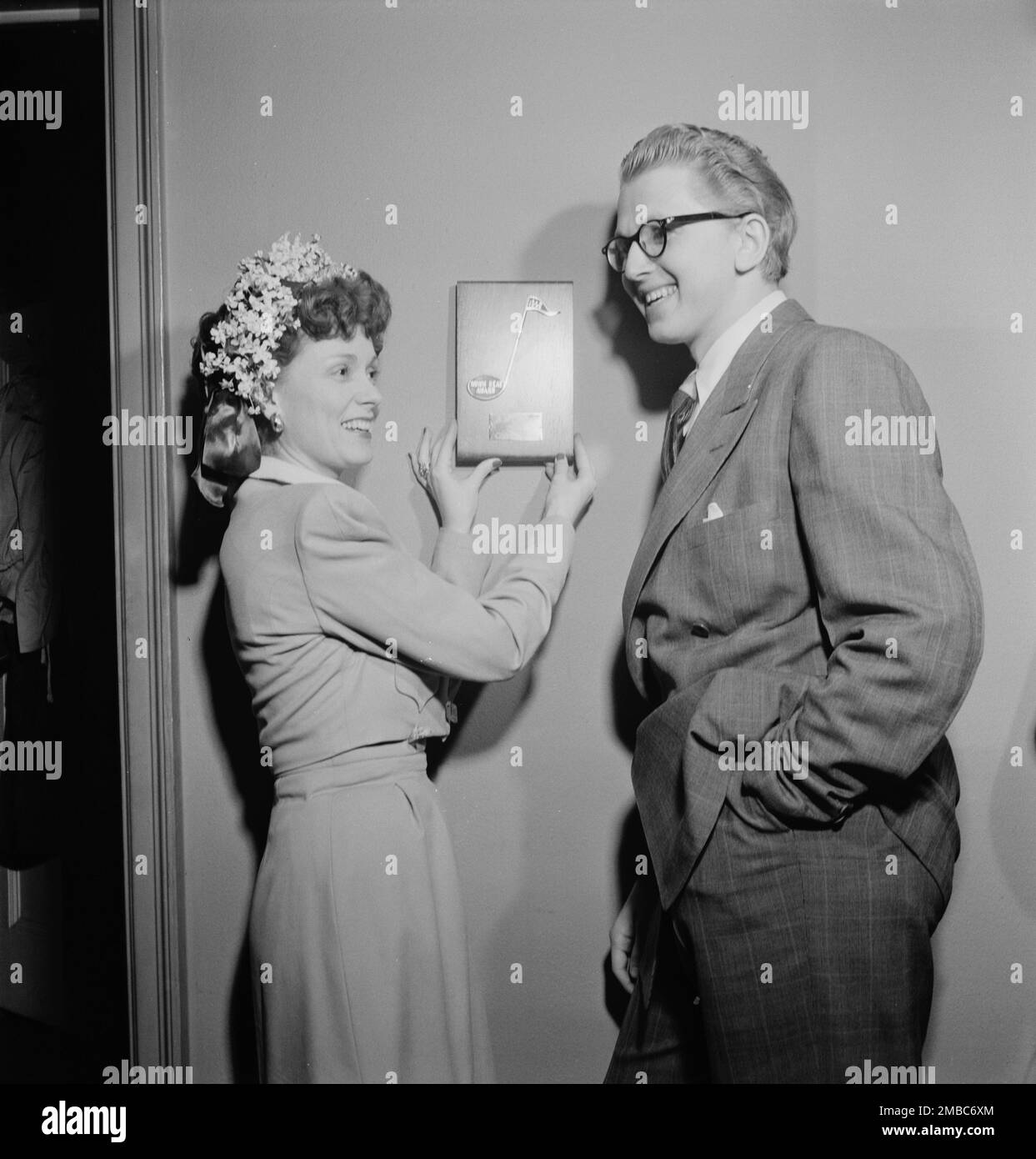 Ritratto di Melvin G. Powell e Martha Scott nella loro casa, Connecticut, ca. Maggio 1947. Foto Stock