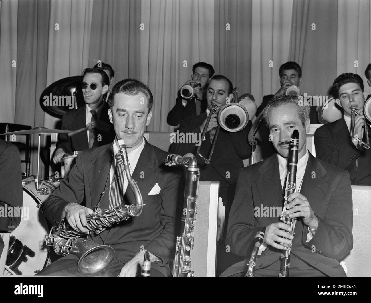 Ritratto di Micky Folus, Danny Polo, Billy Exiner, Vahe (Tak) Takvorian e al Langstaff, Eddie Condon's, New York, N.Y., ca. Ottobre 1947. Foto Stock