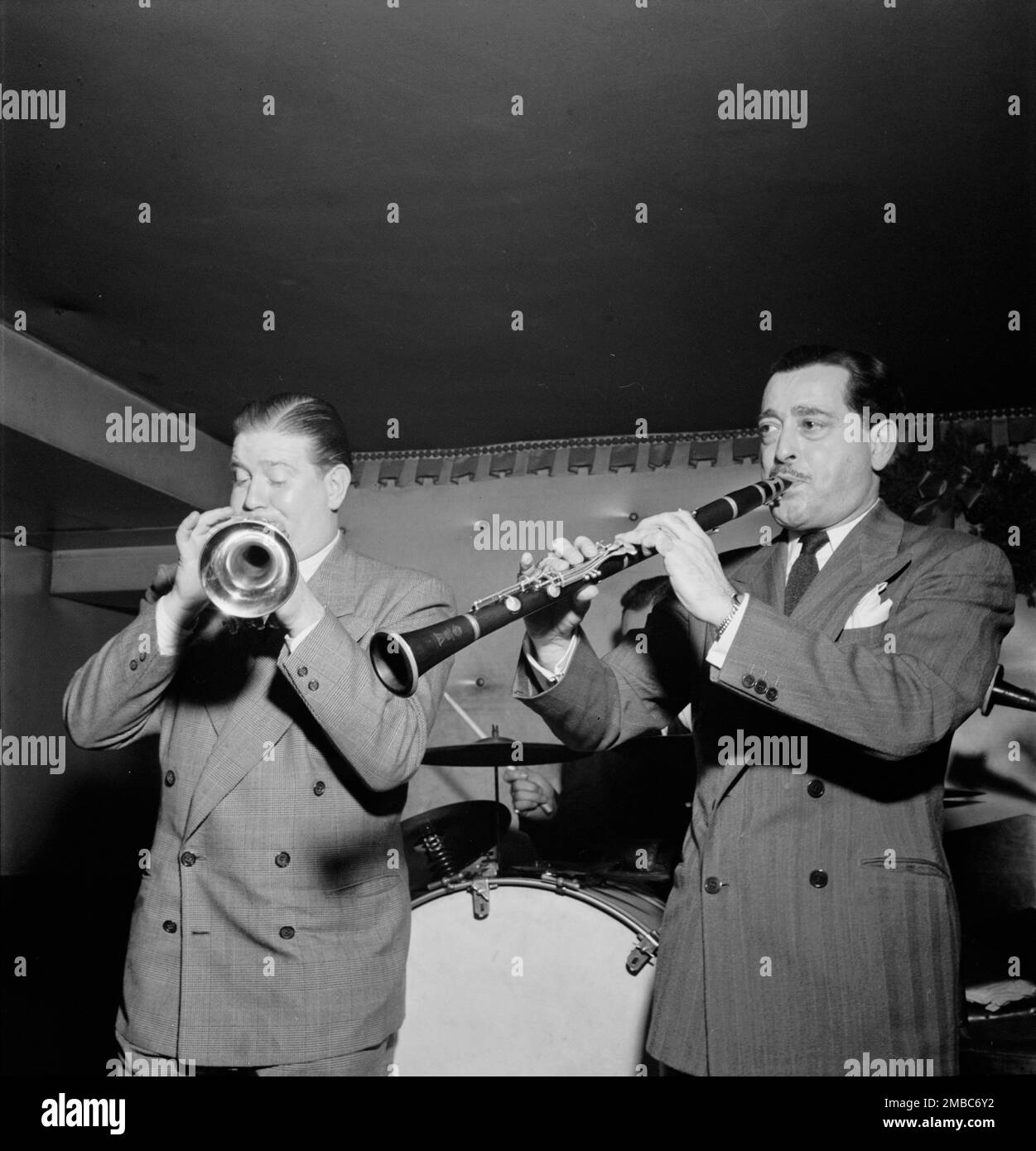 Ritratto di Tony Parenti e Wild Bill Davison, Jimmy Ryan's (Club), New York, N.Y., ca. Agosto 1946. Foto Stock