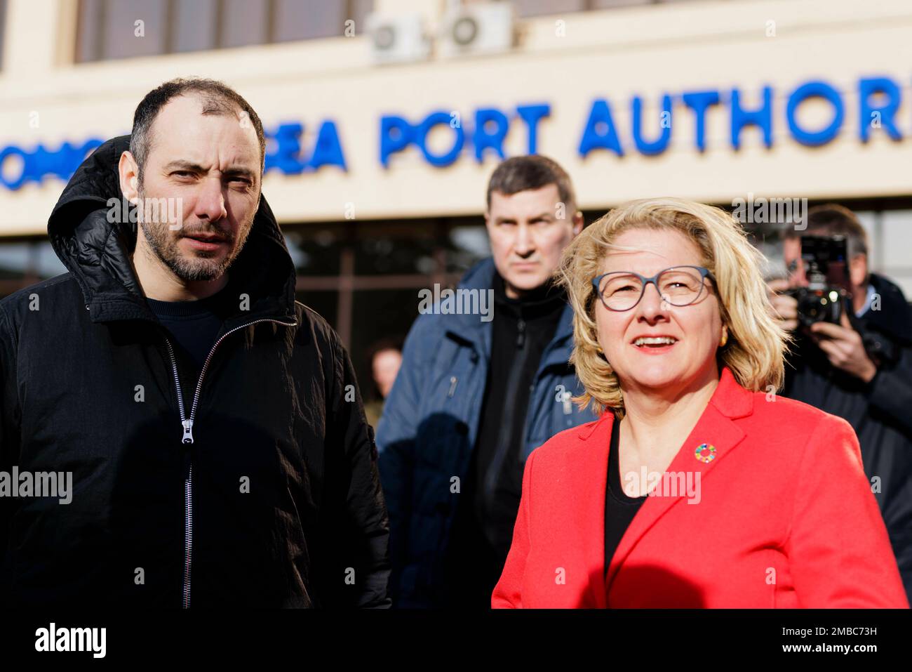 Chornomorsk, Ucraina. 19th Jan, 2023. Da sinistra a destra Oleksandr Kubrakov, Vice primo Ministro per la ricostruzione dell'Ucraina e Ministro per le infrastrutture e i Comuni e Svenja Schulze (SPD), Ministro federale per la cooperazione e lo sviluppo economico, nel porto di Chornomorsk, nel porto di Chornomorsk, 19th gennaio 2023. Credit: dpa/Alamy Live News Foto Stock