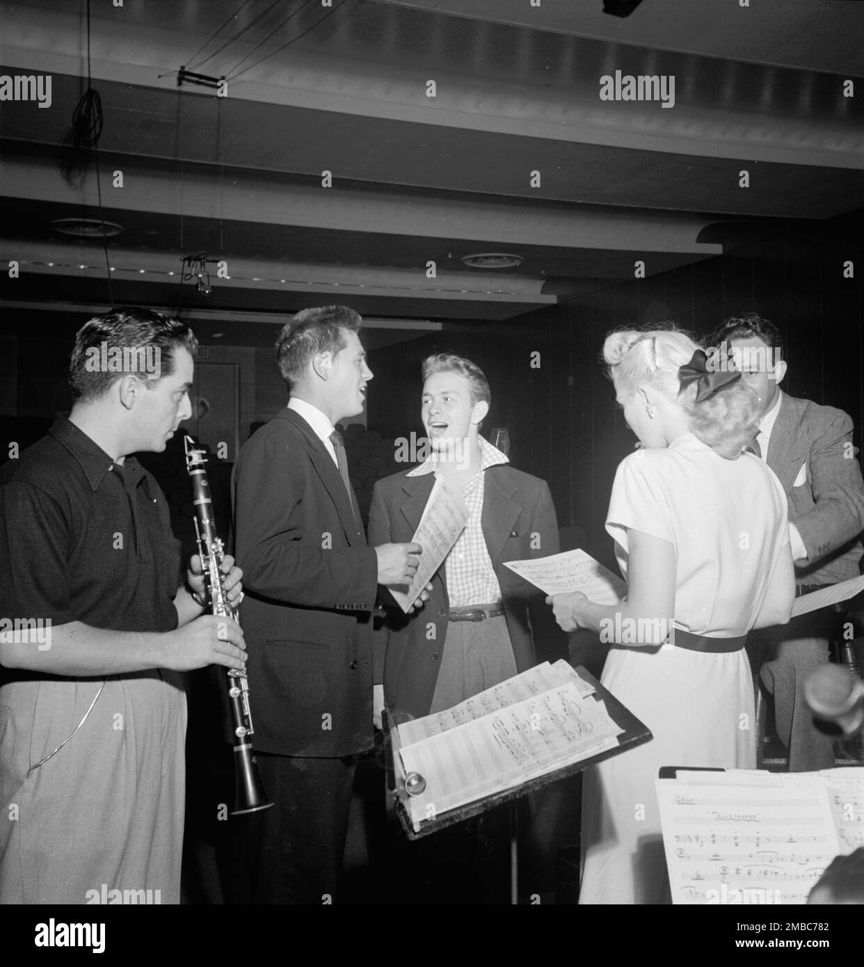 Ritratto di Jerry Wald, Gordon MacRae, Mel tormÚ, Marion Hutton, e Jerry Jerome, Saturday Teentimers Show, New York, N.Y., ca. Agosto 1947. Foto Stock