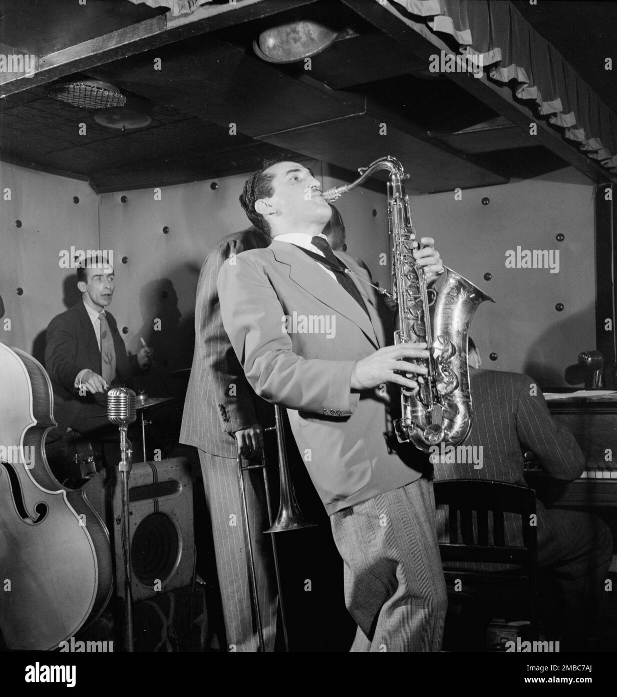 Ritratto di Charlie Ventura, Dave Tough, Bill Harris, e Ralph Burns, tre Deuces, New York, N.Y., ca. Aprile 1947. Foto Stock
