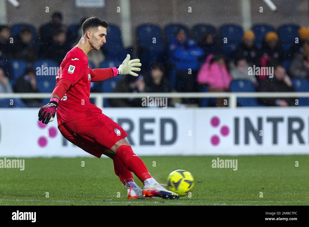 Bergamo, Italia. 19th Jan, 2023. Italia, Bergamo, jan 14 2023: Juan Musso (portiere Atalanta) Throw-in nel secondo tempo durante la partita di calcio ATALANTA vs SPEZIA, last16 Coppa Italia 2022-2023 Gewiss Stadium (Credit Image: © Fabrizio Andrea Bertani/Pacific Press via ZUMA Press Wire) SOLO PER USO EDITORIALE! Non per USO commerciale! Foto Stock