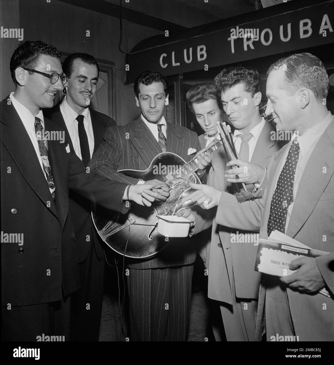 Ritratto di Bill (Buddy) De Arango, Terry Gibbs, e Harry Biss, Club Troubadour, New York, N.Y., 1946. Foto Stock