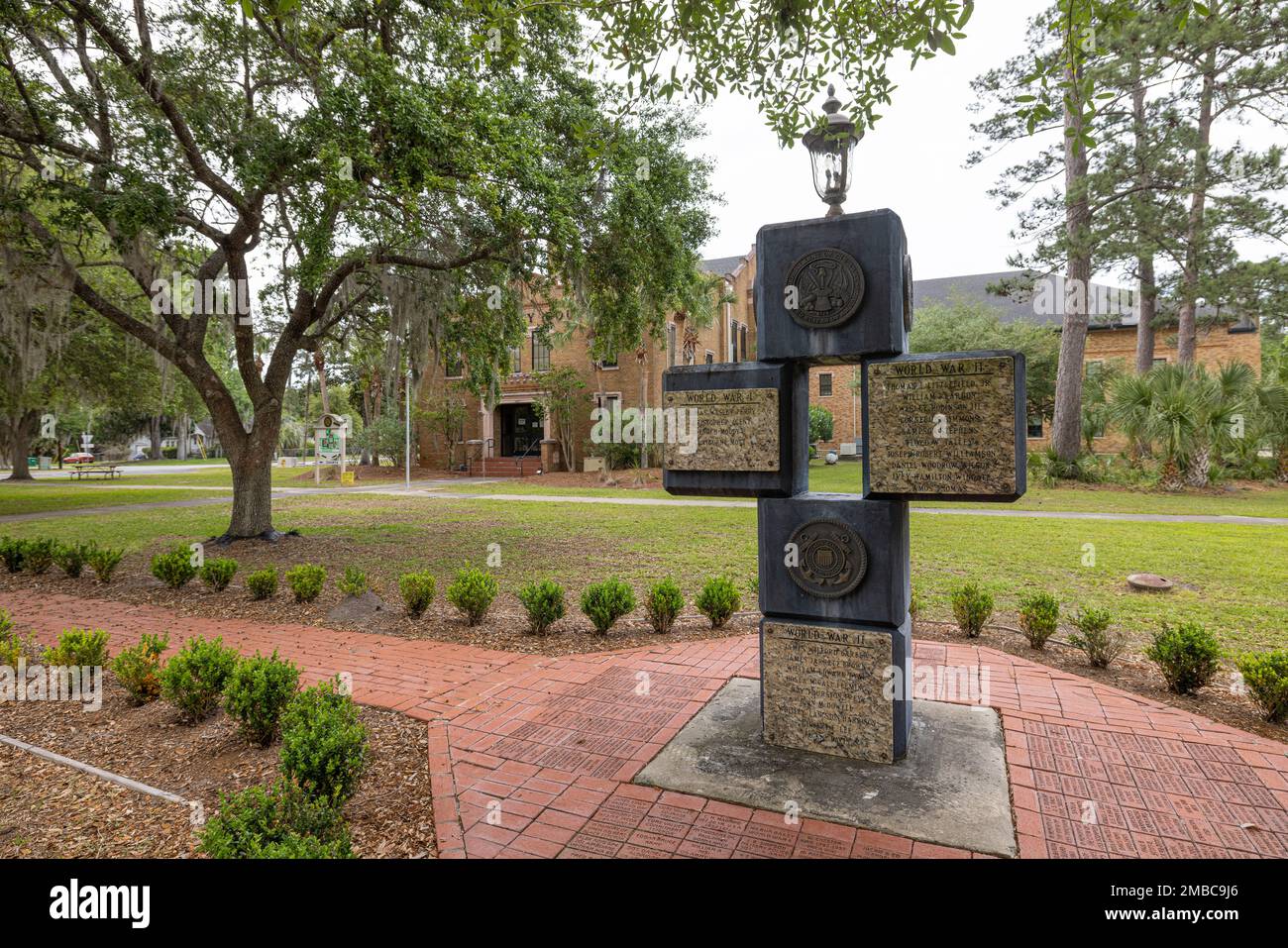 Woodbine, Georgia, USA - 16 aprile 2022: Il Memoriale di guerra presso il vecchio tribunale della contea di Camden Foto Stock