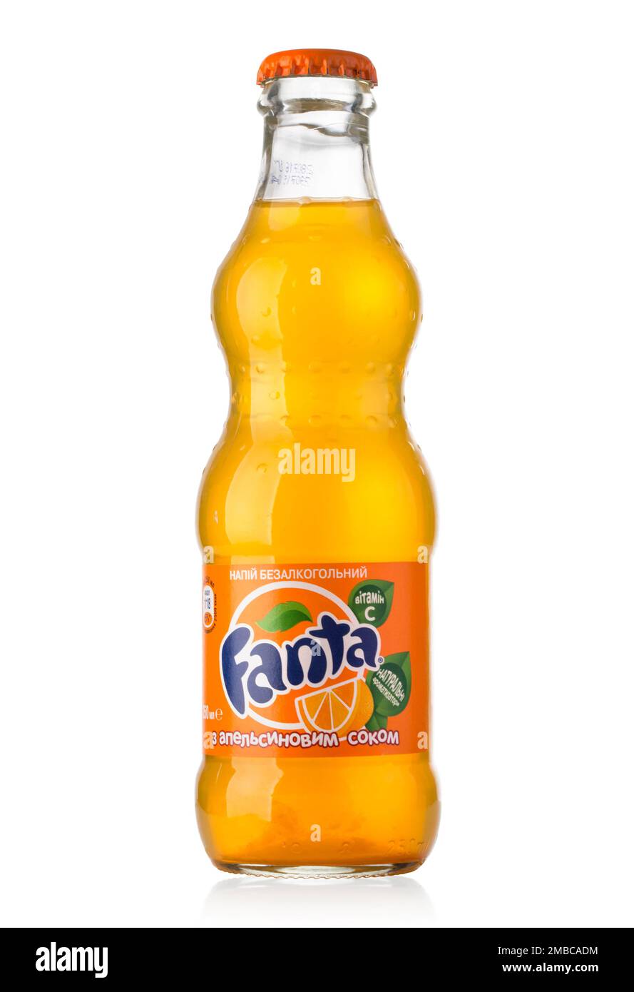 Chisinau, Moldova - 26 agosto 2016: Bottiglia di vetro di Fanta Orange. Fanta è un marchio globale di bibite gassate aromatizzate alla frutta creato dal Coc Foto Stock